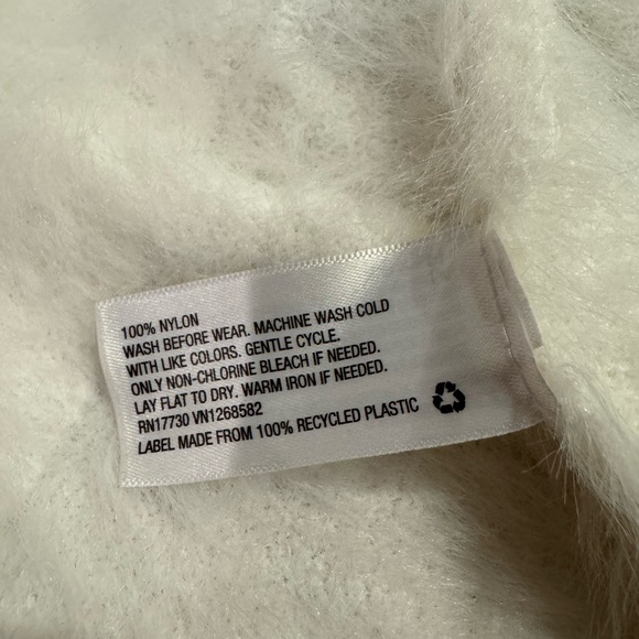 ☆3/$15--Osh Kosh Girls White Fuzzy Long Sleeve Cardigan Size 3T - Picture 4 of 4